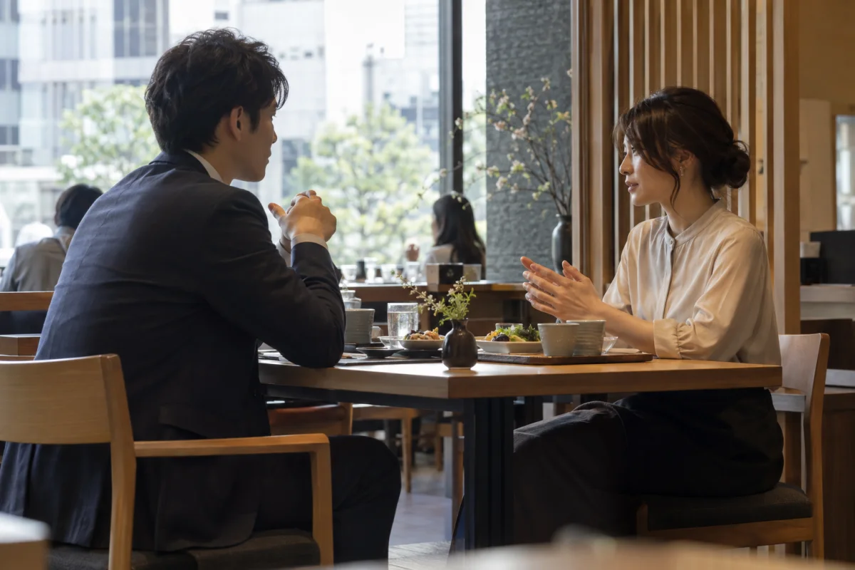 昼のレストランで関係の境界線について話す成人男女